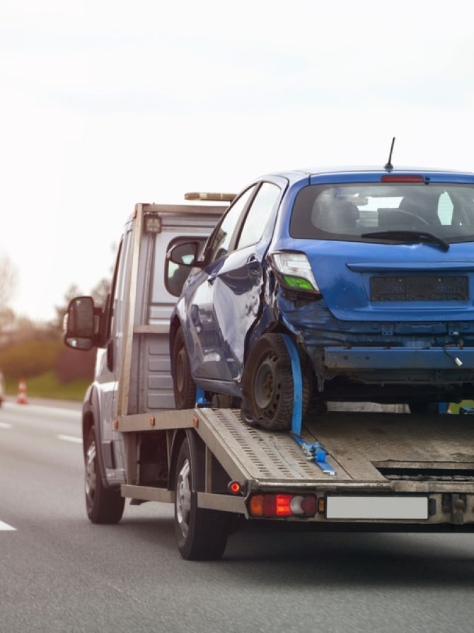 A,Side,View,Of,The,Tow,Truck,With,A,Damaged