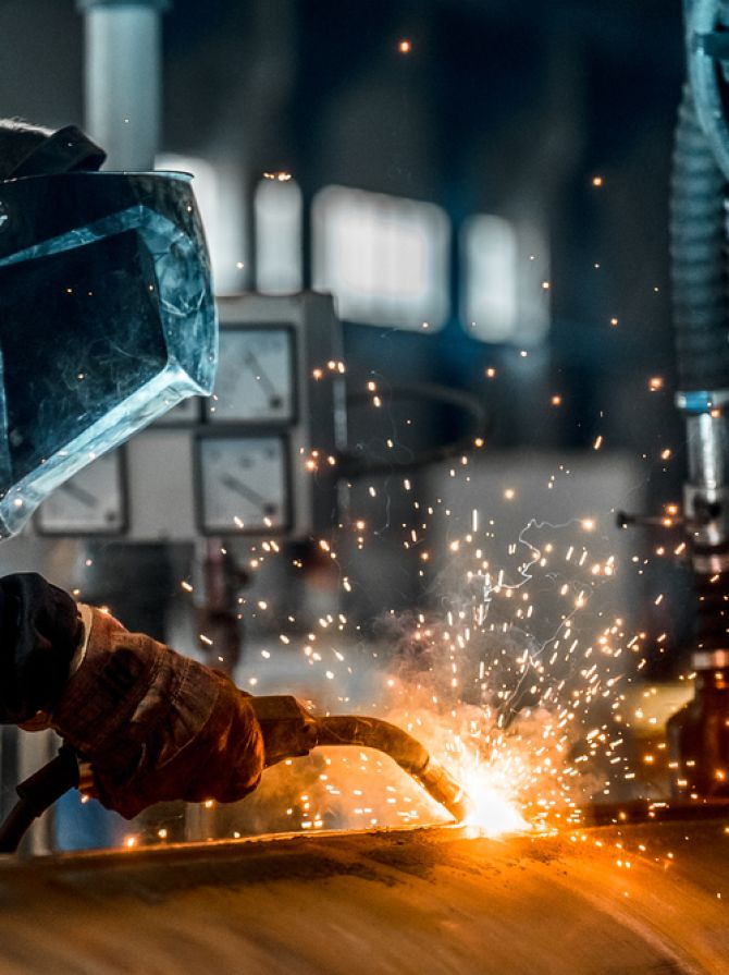 Man,Welds,At,The,Factory